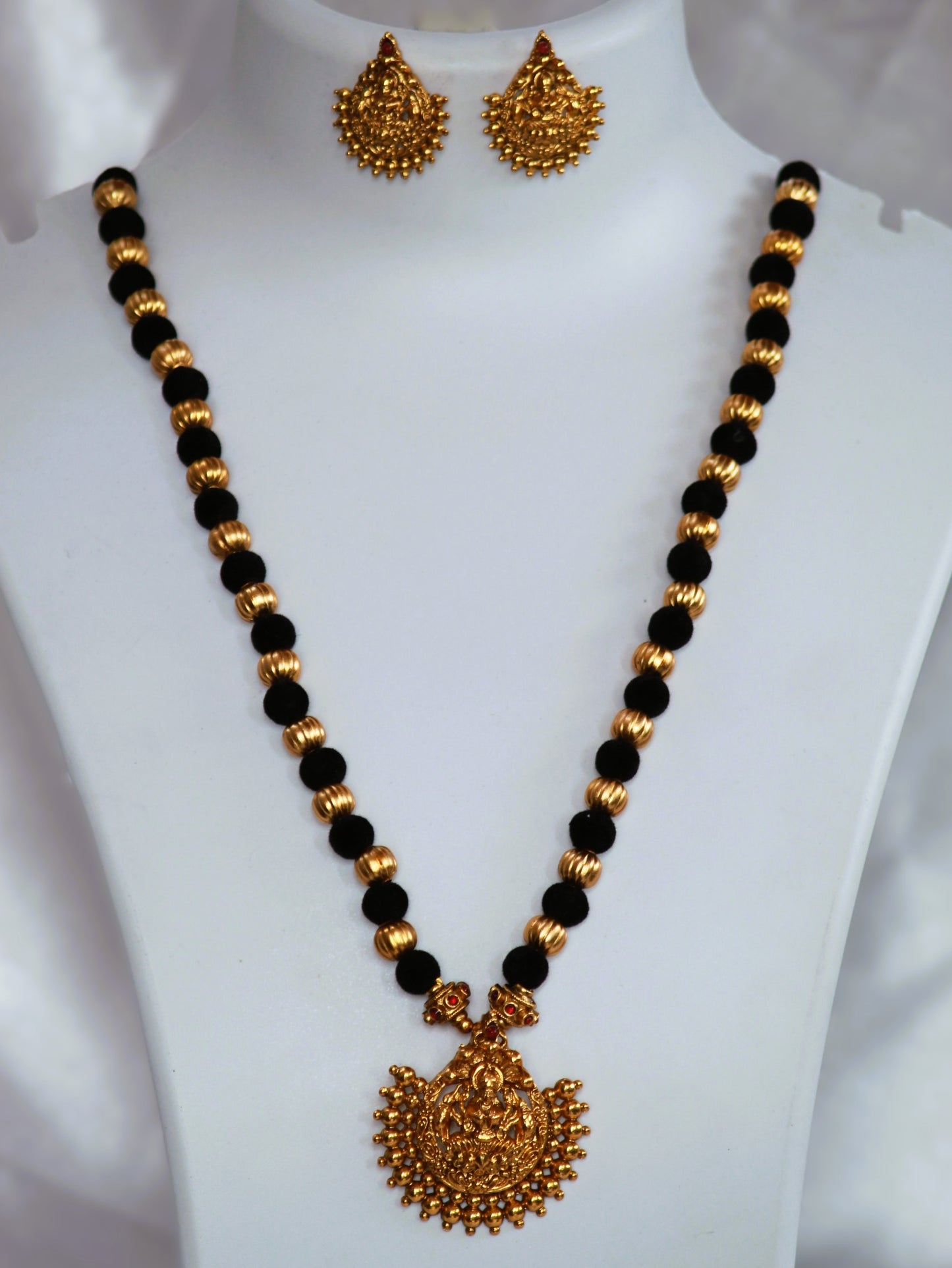 Black Pramodha Jewellery Set