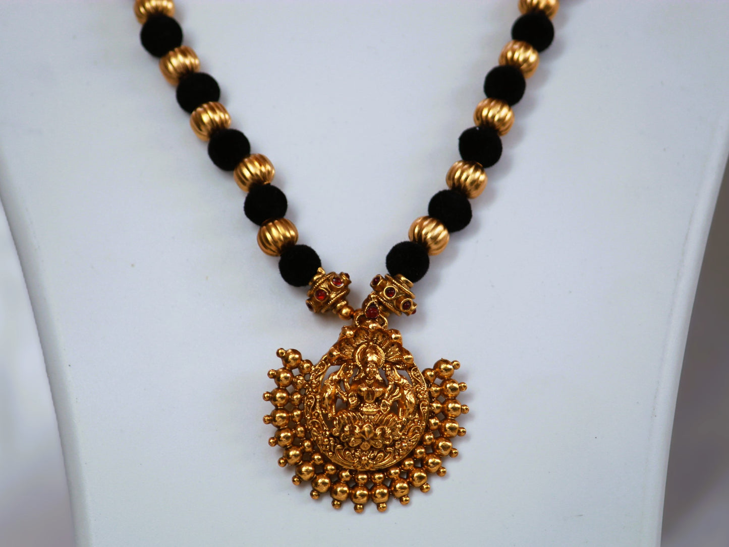 Black Pramodha Jewellery Set