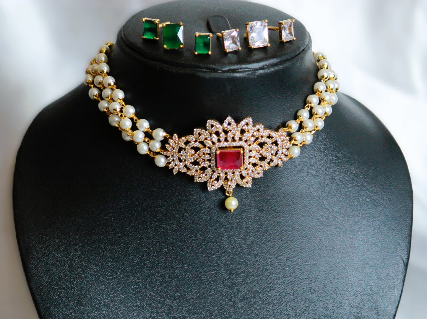 White Vydehi Choker Jewellery Set