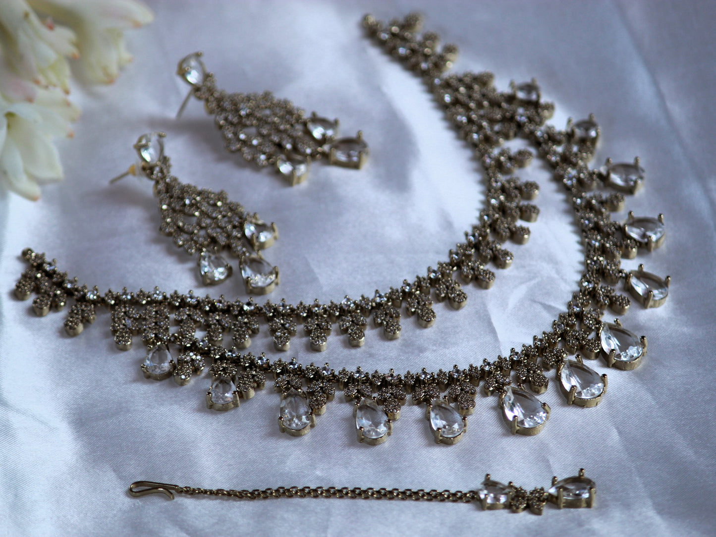 White Swasti Zirconia Jewellery Set
