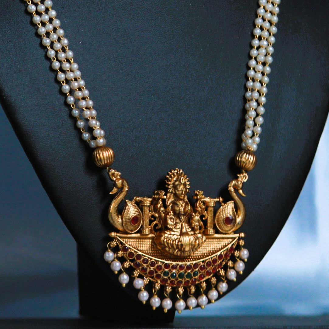 White Ashwathi Temple Jewellery Set