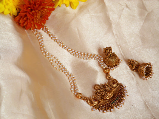White Ashwathi Temple Jewellery Set