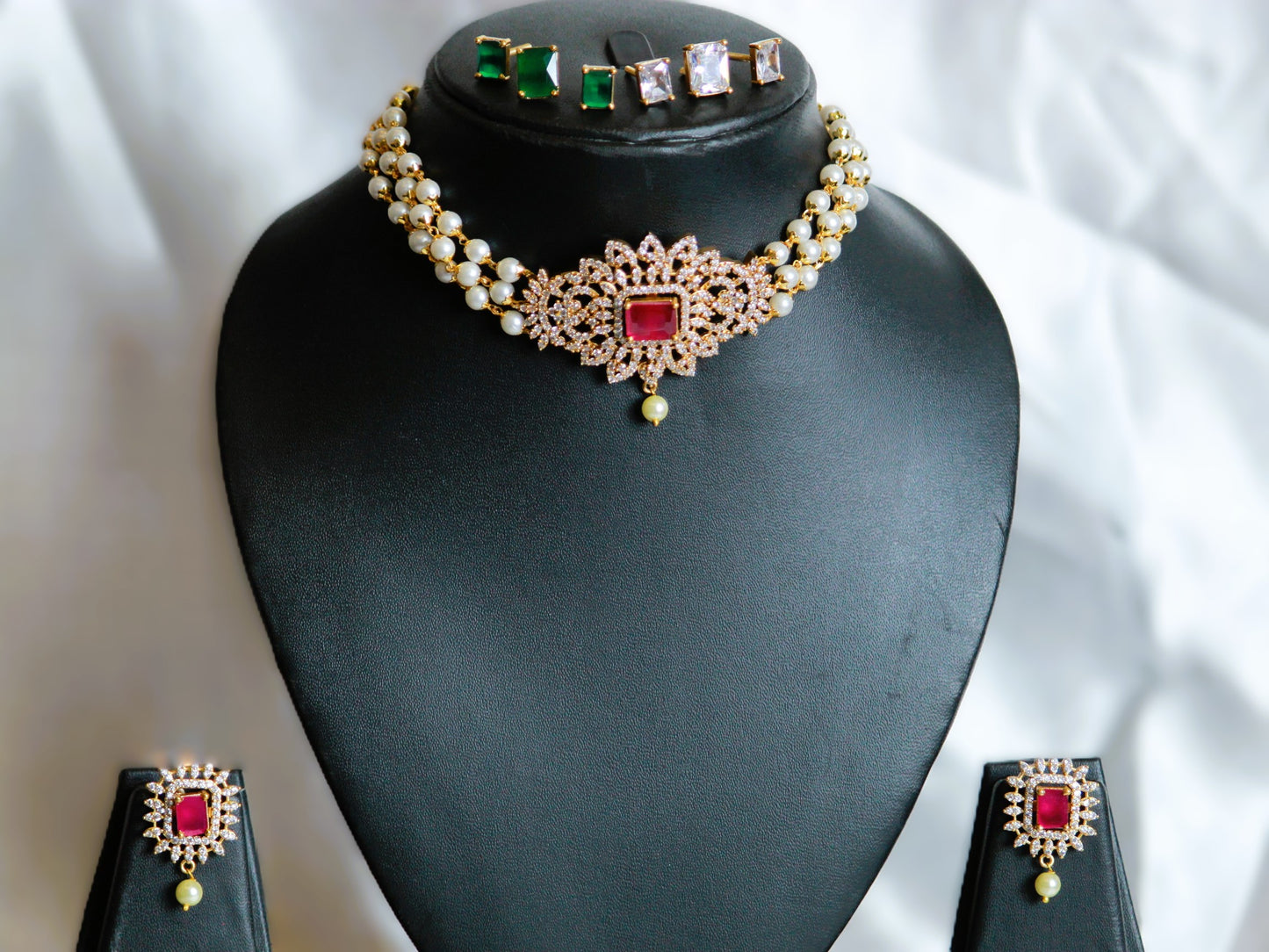 White Vydehi Choker Jewellery Set